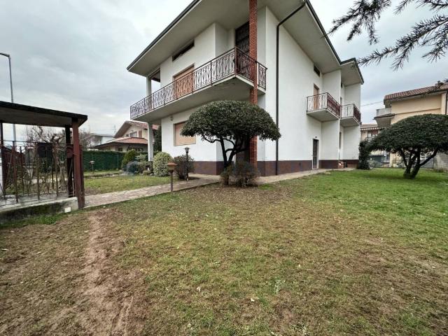 Villa Indipendente in vendita a Curnasco, Treviolo