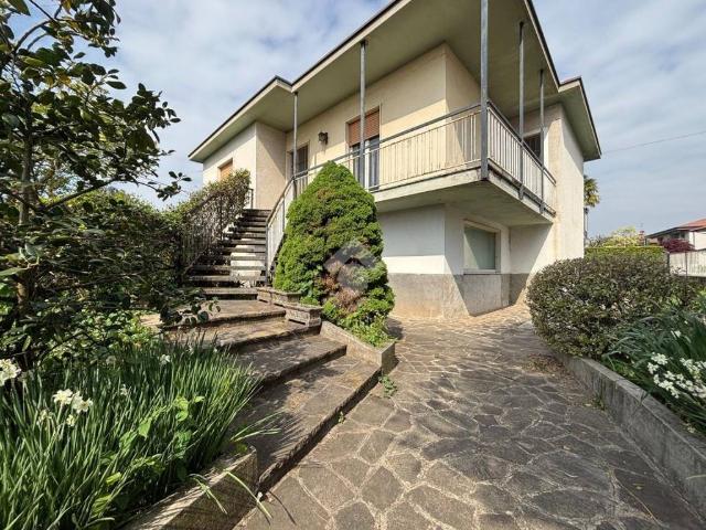 Villa Indipendente in vendita a Curnasco, Treviolo