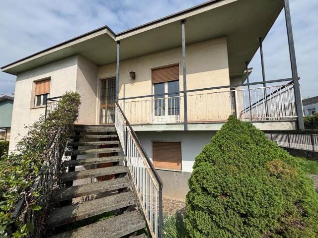 Villa Indipendente in vendita a Curnasco, Treviolo