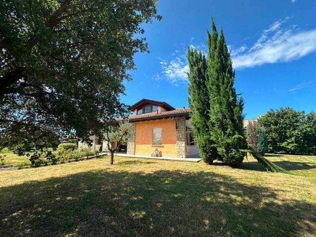 Villa Indipendente in vendita a Curnasco, Treviolo