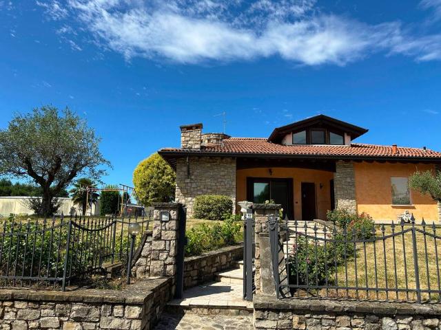 Villa Indipendente in vendita a Curnasco, Treviolo