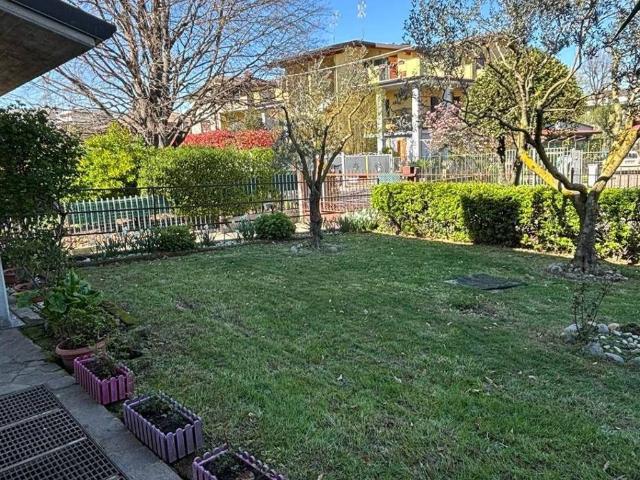 Villa Indipendente in vendita a Trezzano Rosa, Lombardia