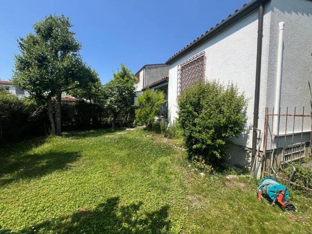 Villa Indipendente in vendita a Quartiere Boschetto, Trezzano Sul Naviglio