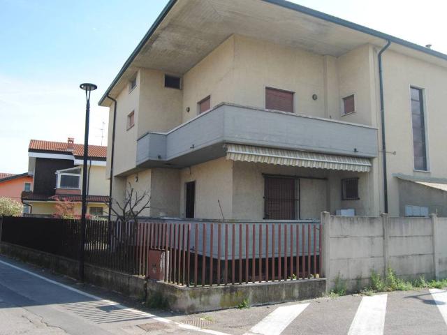 Villa Indipendente in vendita a Baracche, Trezzo Sull'adda