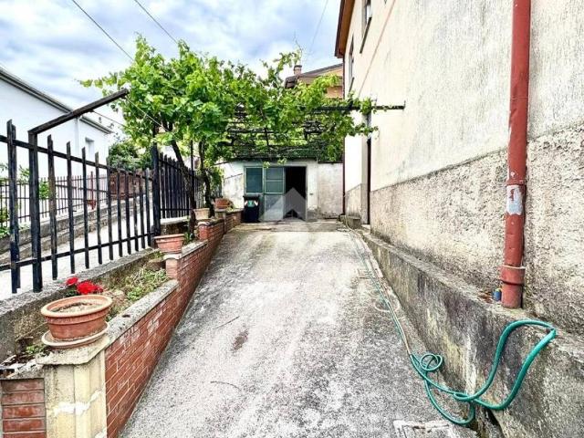 Villa Indipendente in vendita a Servola-Chiarbola-Valmaura-Borgo San Sergio, Villa Opicina
