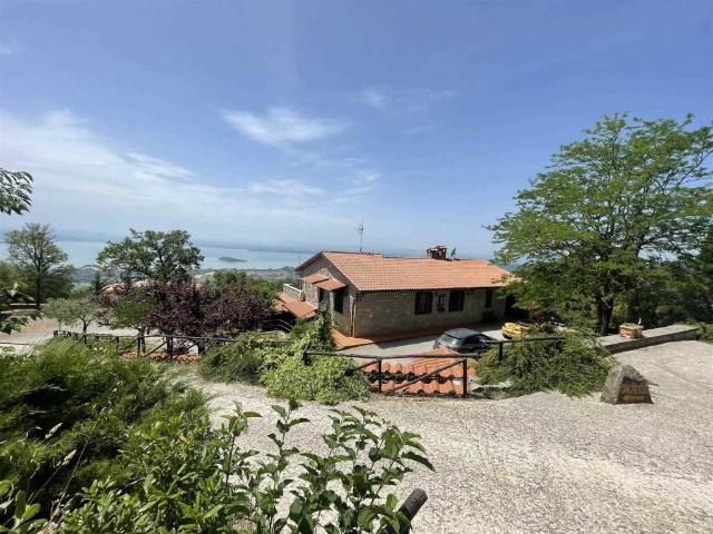 Villa Indipendente in vendita a Tuoro Sul Trasimeno, Umbria