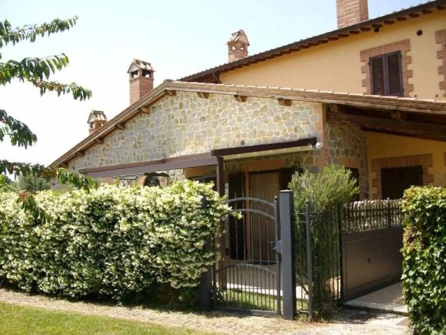 Villa Indipendente in vendita a Tuoro Sul Trasimeno, Umbria