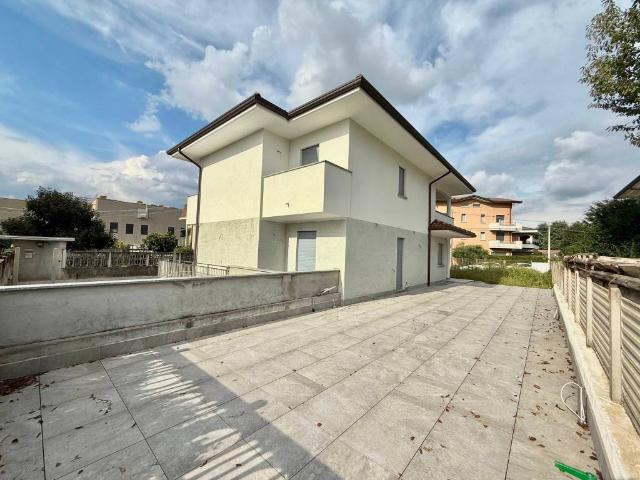 Villa Indipendente in vendita a Uboldo, Lombardia