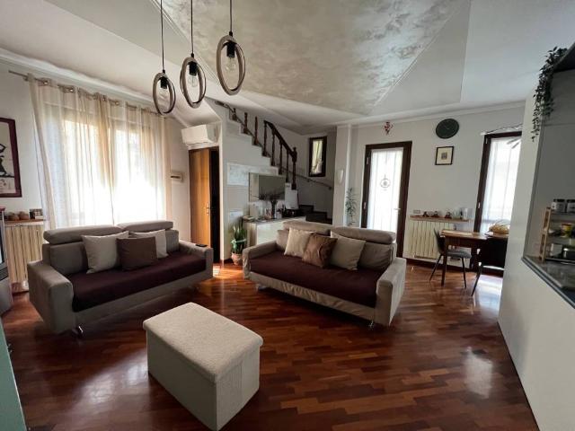 Villa Indipendente in vendita a Urgnano, Lombardia