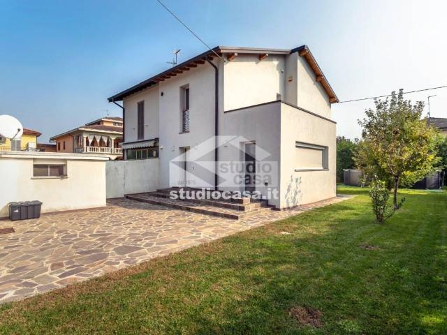 Villa Indipendente in vendita a Urgnano, Lombardia