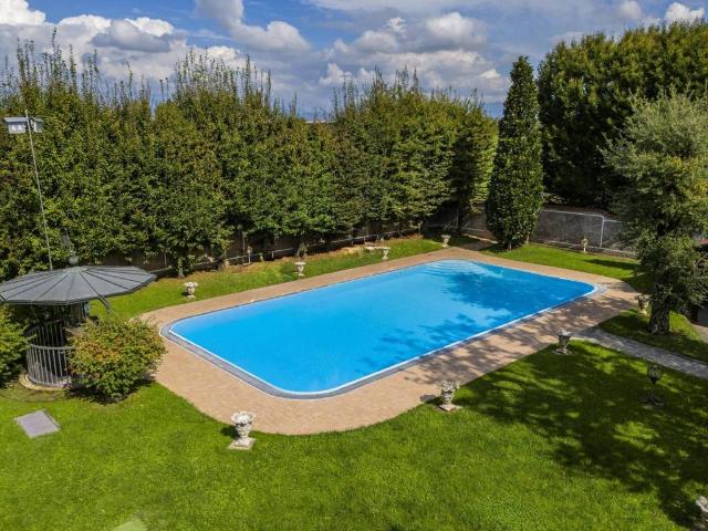 Villa Indipendente in vendita a Urgnano, Bergamo