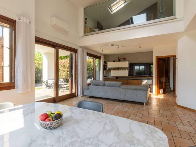 Villa Indipendente in vendita a Usmate Velate, Lombardia