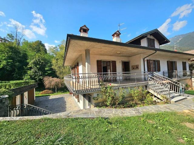 Villa Indipendente in vendita a Brembilla, Val Brembilla