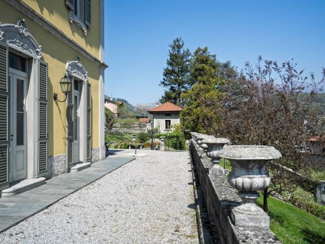 Casa in vendita a Valbrona, Lombardia