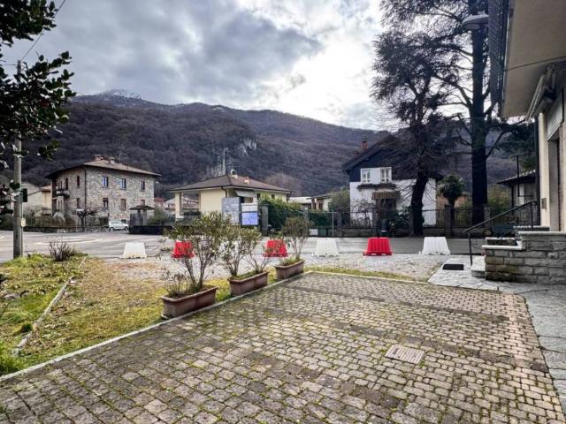 Villa Indipendente in vendita a Valbrona, Lombardia