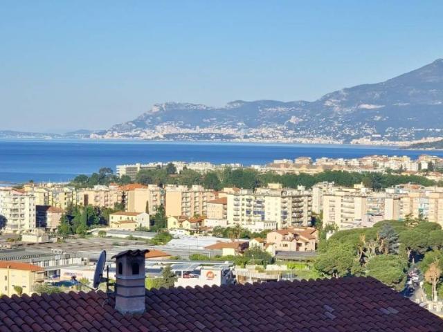 Villa Indipendente in vendita a Vallecrosia, Liguria