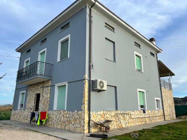 Villa Indipendente in vendita a Vallefoglia, Marche