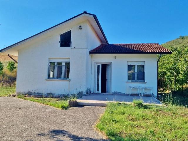 Villa Indipendente in vendita a Vallesaccarda, Campania