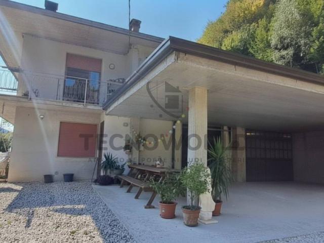 Villa Indipendente in vendita a Valli Del Pasubio, Veneto