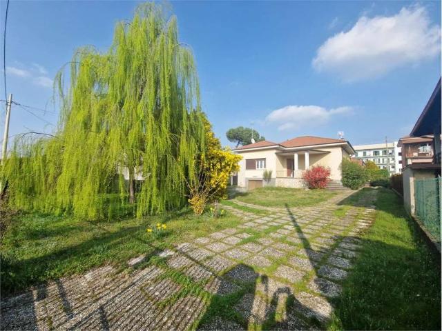 Villa Indipendente in vendita a Varano Borghi, Lombardia