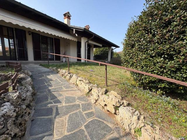 Villa Indipendente in vendita a Varano Borghi, Lombardia