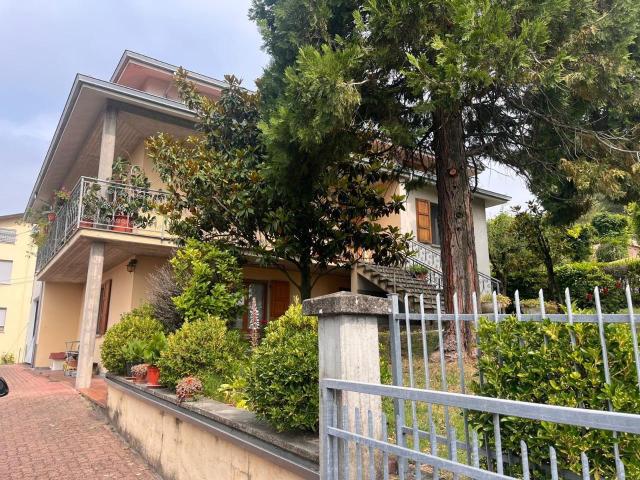 Villa Indipendente in vendita a Varano De' Melegari, Reggio Emilia