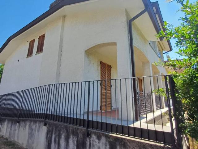 Villa Indipendente in vendita a Varano de' Melegari, Parma