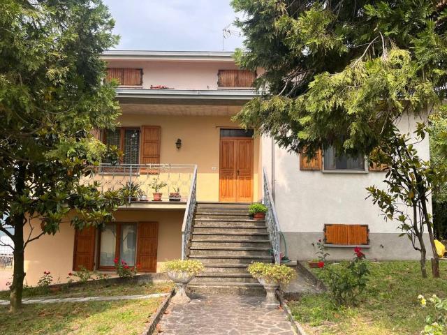Villa Indipendente in vendita a Varano De' Melegari, Reggio Emilia