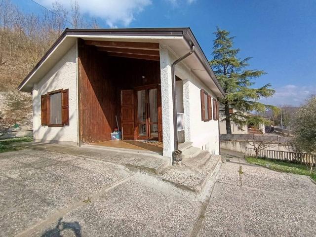 Villa Indipendente in vendita a Varano De' Melegari, Reggio Emilia