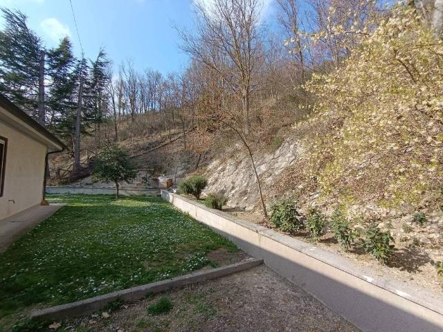 Villa Indipendente in vendita a Varano De' Melegari, Reggio Emilia