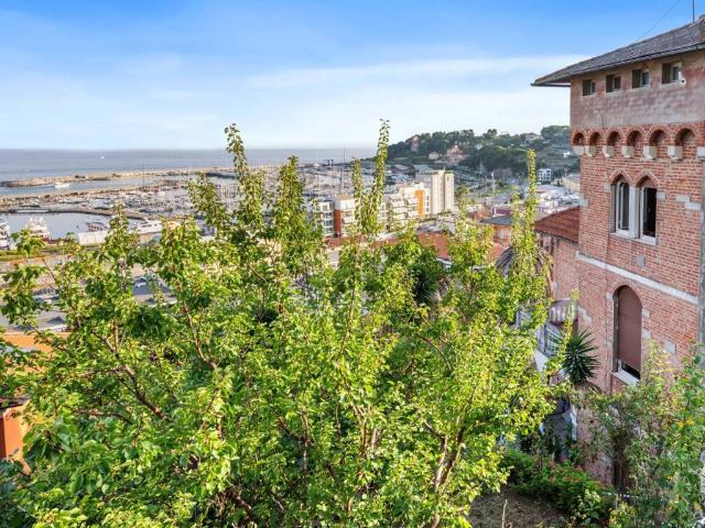 Villa Indipendente in vendita a Castagnabuona, Varazze