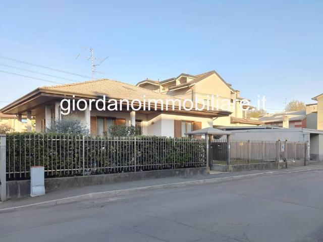 Villa Indipendente in vendita a Valera, Varedo