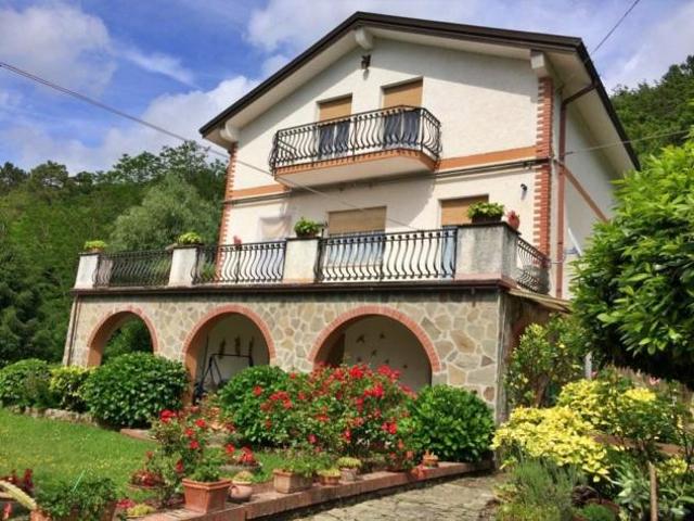 Villa Indipendente in vendita a Varese Ligure, Liguria
