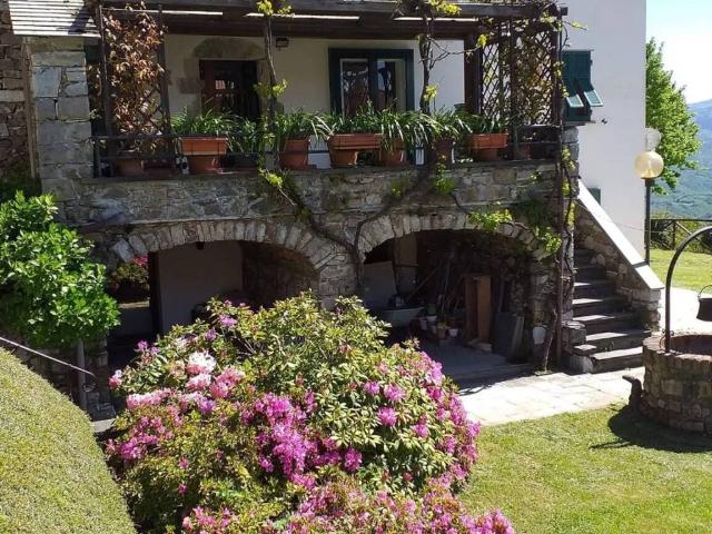 Villa Indipendente in vendita a Varese Ligure, Liguria