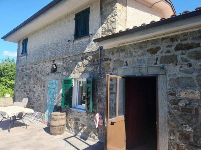 Villa Indipendente in vendita a Varese Ligure, Liguria