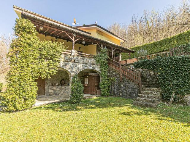 Villa Indipendente in vendita a Varese Ligure, Liguria