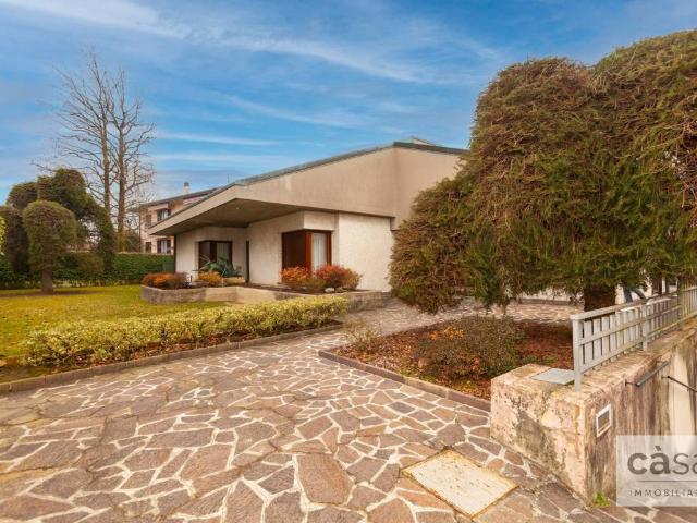 Villa Indipendente in vendita a Lissago, Varese