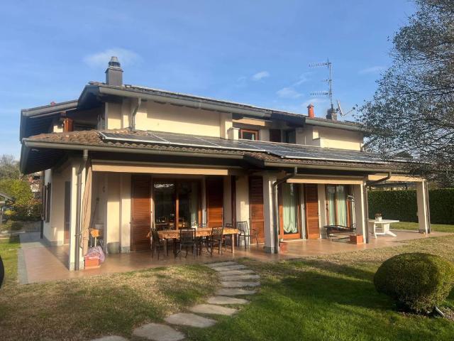 Villa Indipendente in vendita a Lissago, Varese
