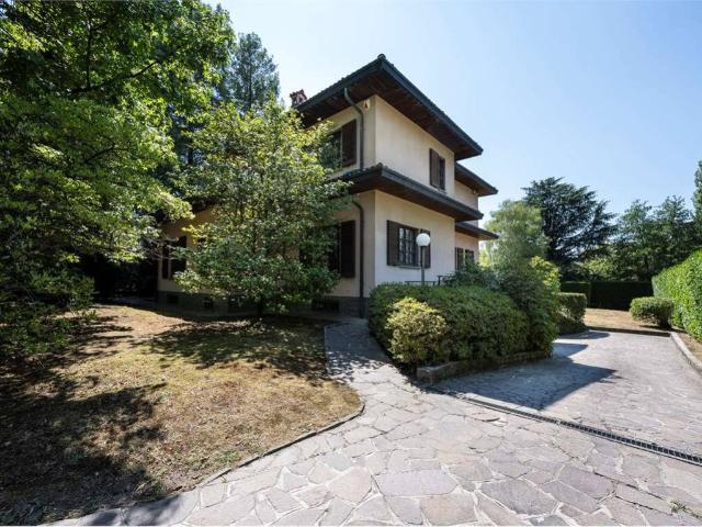Villa Indipendente in vendita a Varese, Lombardia