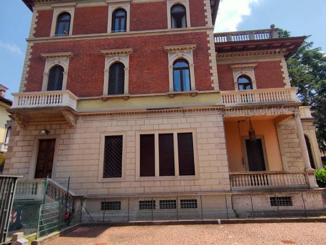 Villa Indipendente in vendita a Biumo Superiore, Varese