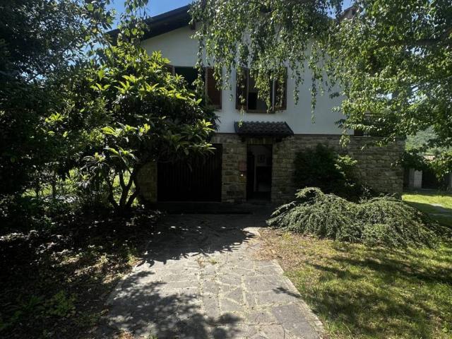 Villa Indipendente in vendita a Varzi, Lombardia