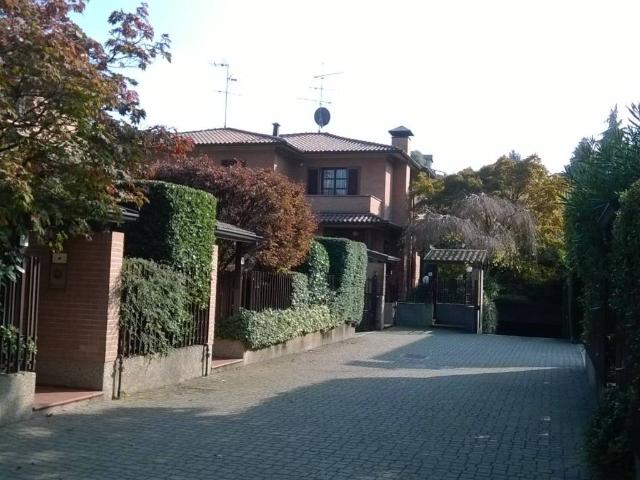 Villa Indipendente in vendita a Vedano Al Lambro, Lombardia