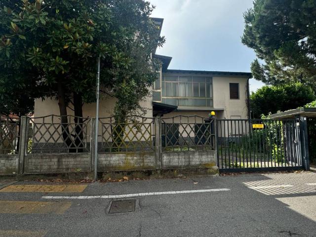 Villa Indipendente in vendita a Vedano Al Lambro