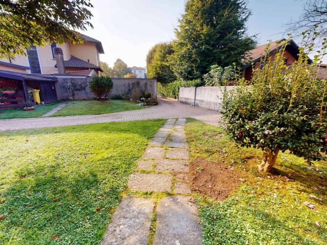 Villa Indipendente in vendita a Vedano Olona, Lombardia