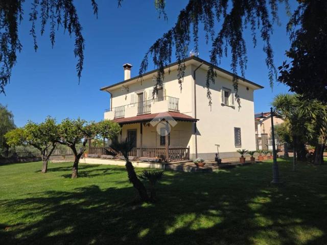 Villa Indipendente in vendita a Pratolungo, Roma Capitale