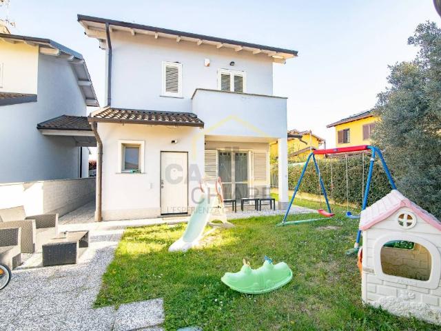 Villa Indipendente in vendita a Vellezzo Bellini, Lombardia