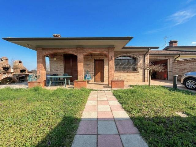 Villa Indipendente in vendita a Vellezzo Bellini, Lombardia