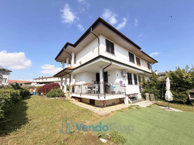 Villa Indipendente in vendita a Vellezzo Bellini, Lombardia
