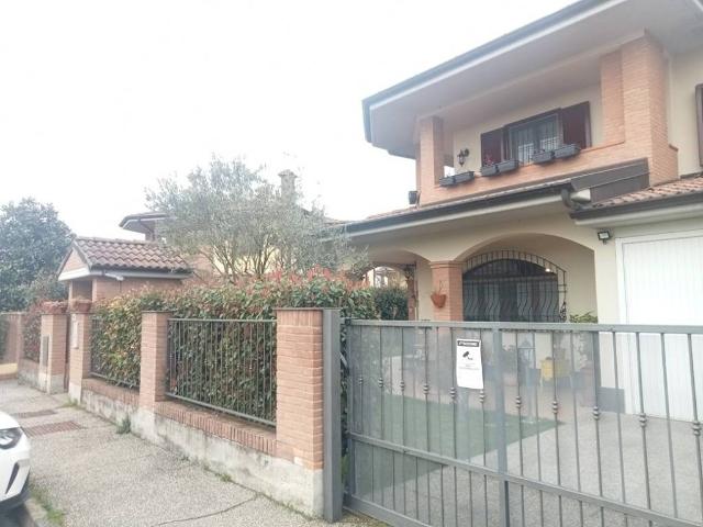 Villa Indipendente in vendita a Vellezzo Bellini, Lombardia