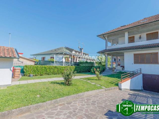 Villa Indipendente in vendita a Vellezzo Bellini, Lombardia